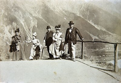 山岳地帯の観光客（イタリア、1895年頃）（セピア写真 作： Italian Photographer