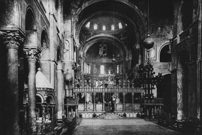 ベニス、サンマルコ教会、内部（モノクロ写真 作： Italian Photographer