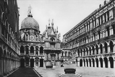 ヴェネツィア、ドージェの宮殿、中庭（モノクロ写真 作： Italian Photographer