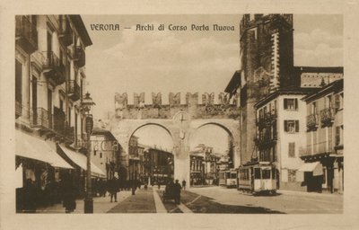ヴェローナ：ポルタ・ヌオーヴァ通りのアーチ（モノクロ写真） 作： イタリアの写真家