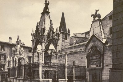 ヴェローナ：スカリゲリの墓（モノクロ写真） 作： イタリアの写真家