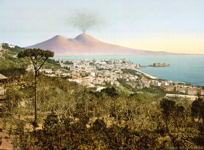 ナポリ湾を横切るベスビオの眺め、1890〜1900年 作： Italian Photographer
