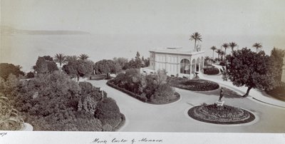 モナコ公国にあるモンテカルロの庭園の一風景。庭園の中央には、海を見下ろすガゼボがあります。 作： Italian Photographer