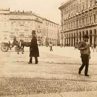 ドゥオーモ広場の眺め、ミラノ、1873 作： Italian Photographer