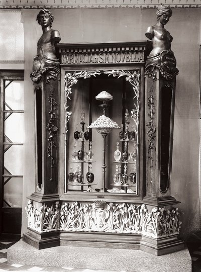 Vitrine, Officina Profumo, Farmaceutica di Santa Maria Novella, Florence, Italy 作： Italian Photographer