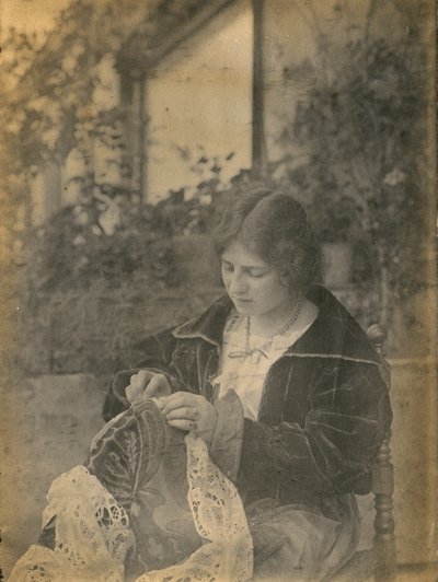 レースのドレスを縫う女性、イタリア、1910年頃 作： Italian Photographer