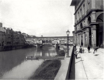 ヴェッキオ橋とウフィツィ美術館の正面 作： Italian Photographer Italian Photographer