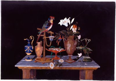 エトルリアのクラテルの花瓶、花と水草の花瓶、1870年頃のテーブルの上に止まったオウムとフィレンツェのピエトラデュラプラーク 作： Italian School