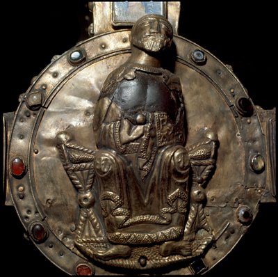 中世の考古学（Middle Ages）。ロンバルディア州の蛮族の芸術。デシデリオの十字架（ディディエ王の十字架）。銀と金の葉に貴石、ガラス、カメを象嵌したもの。玉座に座るキリストが描かれた中央の円盤の詳細 作： Italian School