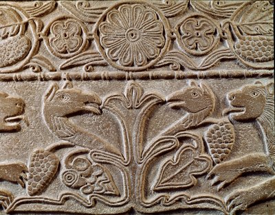 中世の考古学（Middle Ages）。ロンバルディアの蛮族芸術：敬虔なクニペルト王（688年から700年までの摂政）の愛人である王女テオドートのプルトゥス。)グリフィンが描かれたプレートの詳細、720年頃。ロンバルディア美術、大理石。パヴィア、M 作： Italian School