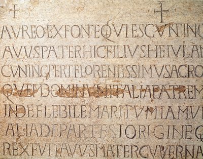 中世の考古学（Middle Ages）。ロンバルディアの蛮族芸術：敬虔な者として知られるロンバルディア王クニペルト（クニペルト、678～700年）の墓碑。ロンバルディアの芸術。Pavia, Civic Museum, Archaeological Section (Pavia, Musei Civici, Sezione Archeologia). 作： Italian School