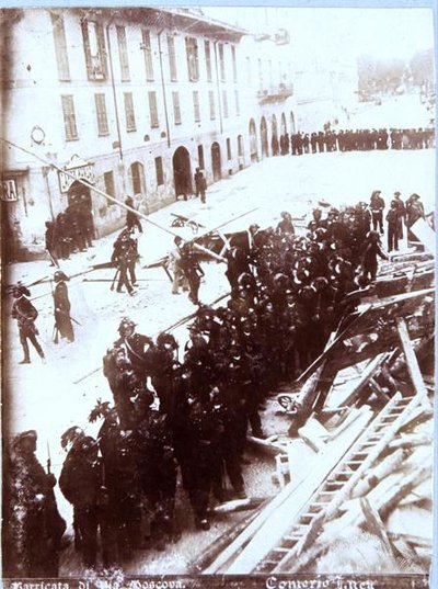 1898年5月6日から9日にかけてミラノで起きた暴動の際のモスコーヴァ通りのバリケードとライフル連隊（モノクロ写真） 作： Italian School
