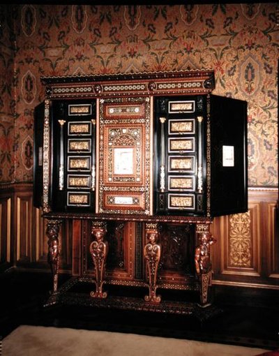 メアリーオブスコッツ（1542-87）およびフランシスII（1544-60）ドーフィンに結婚祝いとして贈られたキャビネット（象牙と真珠母貝を象嵌した木材）（詳細は162450を参照） 作： Italian School