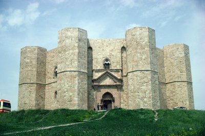 カステルデルモンテ、フレデリック2世（1194-1250）の治世中に建設されたc.1240-50 作： Italian School