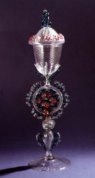 Salviati＆Co.による精巧な色の茎が付いた無色の杯1869（ガラス） 作： Italian School