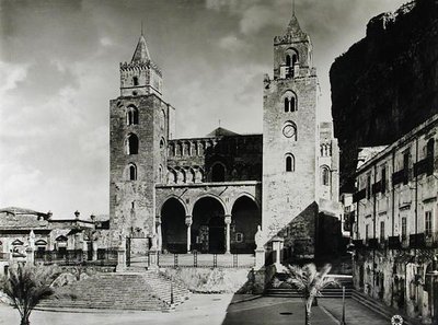 シチリア王ロジャー2世（d.1154）が1131年に建設したドゥオモの外観（モノクロ写真 作： Italian School