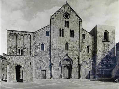 聖ニコラの遺物を納めるために1087年に設立されたバジリカのファサード（モノクロ写真） 作： Italian School