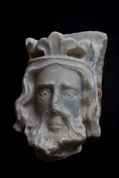 ジェノヴァ、聖アウグスティヌス博物館：北フランスの未知の彫刻家による冠をかぶった頭の断片。 XIII - XIV 世紀 作： Italian School