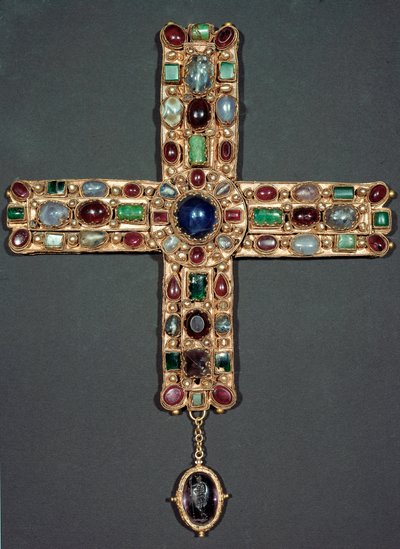ロンバード美術ベレンガリオ（ベレンゲル）（850-924）の黄金の十字架と貴石 イタリアの王であり、神聖帝国の皇帝。9世紀 モンツァ、カテドラル博物館 - ロンバルディア美術：イタリア王ベレンガリオ（ベレンゲル）（850-924）の黄金と貴石の十字架 作： Italian School
