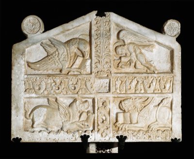福音主義者のシンボル（テトラモルフ）が描かれた大理石の彫刻。9世紀のロンバルド人の匿名の彫刻家。ファラ・サビーナ（リエティ）、アッバツィア・ディ・ファルファ 作： Italian School