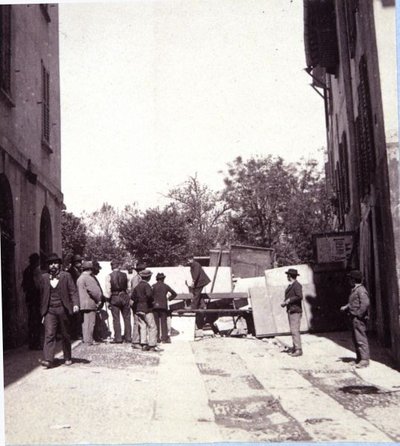 1898年5月6日から9日にかけてのミラノの暴動で、ガリバルディ門にバリケードを築く人々（モノクロ写真） 作： Italian School