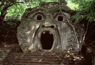 幻想的な洞窟の口、「パルコデイモストリ」の石の彫刻 作： Italian School