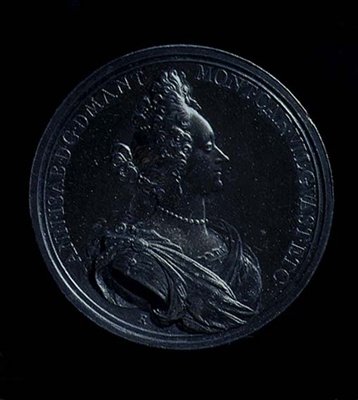 1698年に鋳造されたマンチュアのアンナ・イザベラの肖像メダルの裏面。刻印がある。ANN-I SAB- D G MANT MONT CAR VIL GVAST ET C（銀）（裏面は119198参照） 作： Italian School
