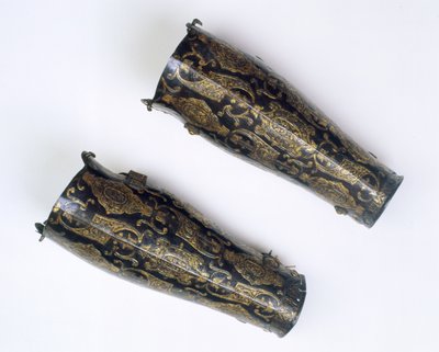 アルブレヒト大公の武器庫からのすね当てのペア（1559-1621）オランダの知事、c.1598（鉄と銀と金） 作： Italian School