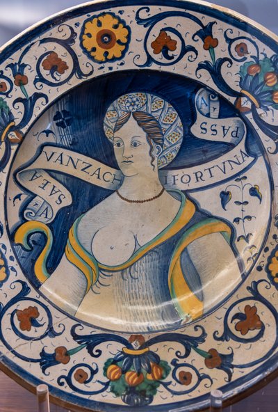 美しい女性の胸像をモチーフにした皿 16世紀前半（マジョリカ） 作： Italian School