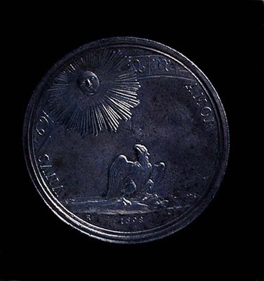 1698年に鋳造された、太陽を観察する鷲を描いたマンチュアのアンナ・イザベラの肖像メダルの裏面。刻印がある。VNVS AMOR（銀）（裏面は119199参照） 作： Italian School
