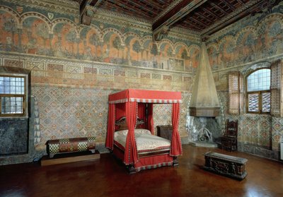 中世のフランスのロマンスを描いたフレスコ画の壁とフリーズを示すヴェルジ城の部屋 作： Italian School