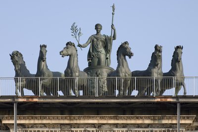 イタリア、ミラノ、平和のアーチの詳細、6頭立ての戦車 作： Italian School