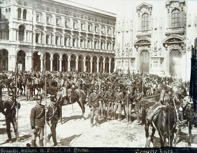 1898年5月6〜9日のミラノの暴動中に、大聖堂の前でババベカリス将軍の指揮下の兵士 作： Italian School