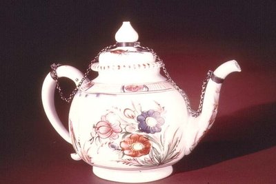 エナメルを塗られた花柄のティーポット、おそらくベネチアン、c.1750（磁器） 作： Italian School