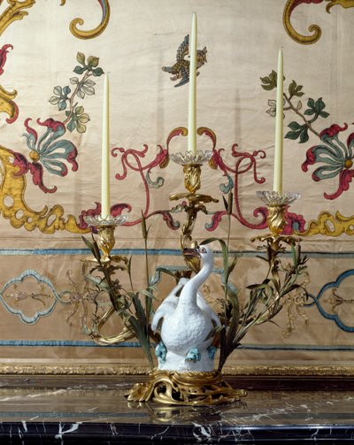 白鳥の形をした燭台のディテールを持つ「Sala di Rappresentanza」。 作： Italian School