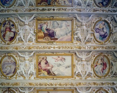 1階ホール、神話的人物のディテール、天井の装飾 作： Italian School