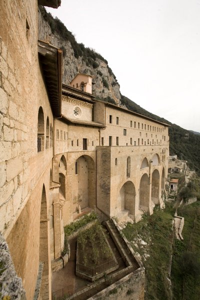 12世紀に建てられた聖ベネデット修道院（サクロ・スペコ）の眺め（イタリア、スビアコ（ローマ）にて 作： Italian School