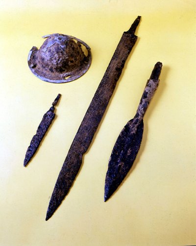 ロンバルディア人の戦士の武器：盾の傘、短剣、剣、槍の先端。チヴィダーレ・デル・フリウリの博物館。 作： Italian School