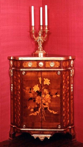 コーナー食器棚、パリのJF Oebenによるペアの1つ、c.1760-62 作： J.F. Oeben c.1760 62 J.F. Oeben c.1760 62