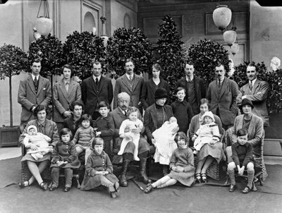 1925 年のクリスマス、チャッツワースでの第 9 代デヴォンシャー公爵とその子供と孫たち 作： JR Board