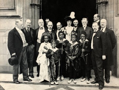 1905年6月29日、ロンドンの庶民院でのアフリカのピグミー（ゼラチンシルバープリント） 作： J. Benjamin Stone
