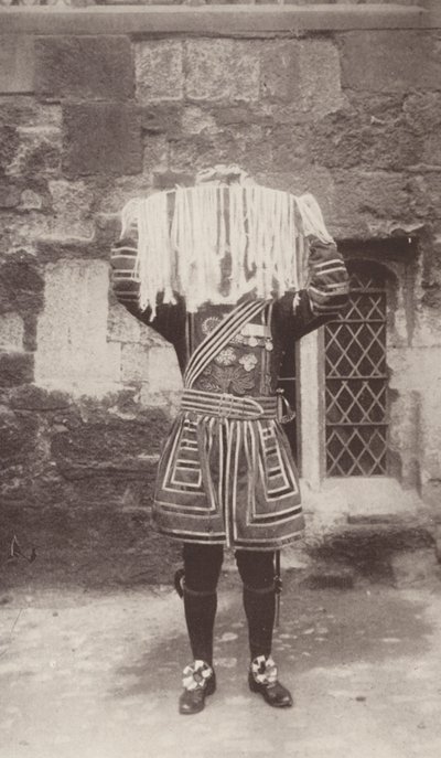 銀の皿を運ぶ衛兵とモーンディのお金が入った財布（モノクロ写真） 作： J. Benjamin Stone