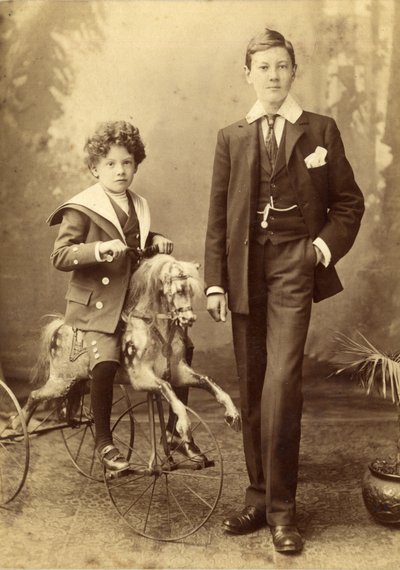 三輪車としてマウントされた彼の馬の少年、彼の兄、1880年代（アルブメンプリント） 作： J. H. Killick
