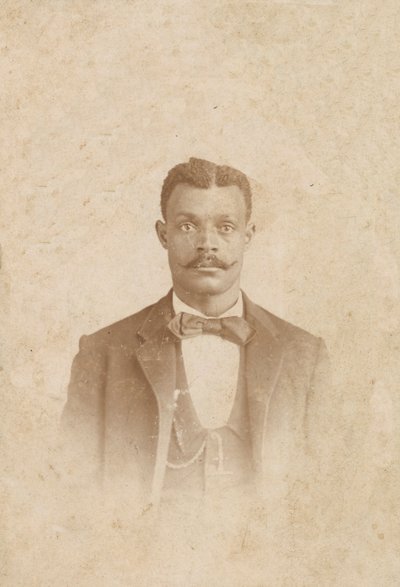 スーツ、ベスト、ネクタイを着用した男性の写真、1880 年代から 1900 年代。 作： J. W. Taylor