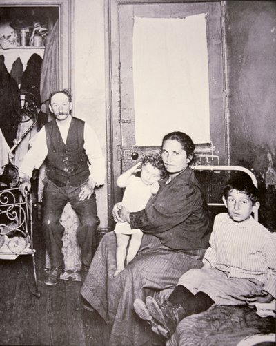 移民の家族（ニューヨーク市ローワーイーストサイド、1910年頃）（モノクロ写真 作： Jacob August Riis