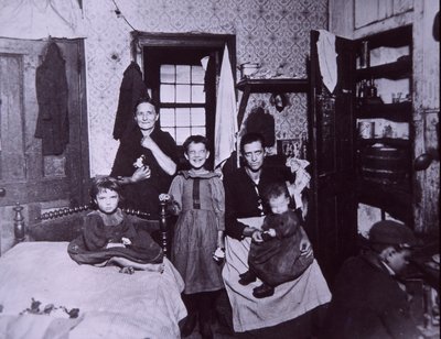 1905年頃、ニューヨークのスラム街の住居（モノクロ写真 作： Jacob August Riis