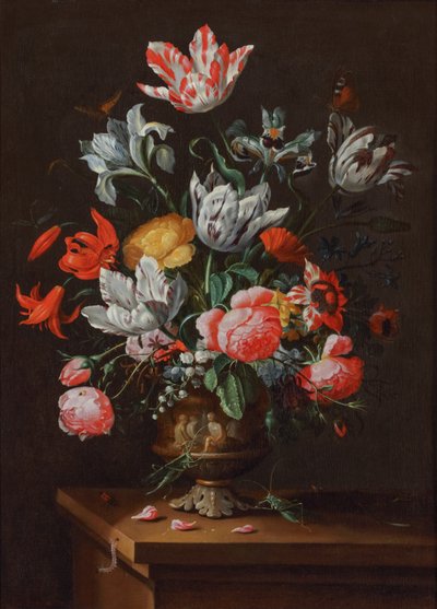 チューリップとその他の花々、木製の台座の上に置かれた、絵付けされたストーンウェアのバロック様式の花瓶に活けられている 作： Jacob Marrel