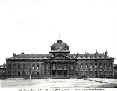 1751〜73年に建てられたエコールミリテールのファサードとドーム 作： Jacques Ange Gabriel