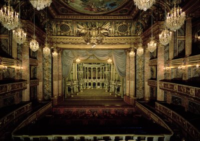 オペラハウスのインテリア、1770年に完成（1952〜71年に復元） 作： Jacques Ange Gabriel