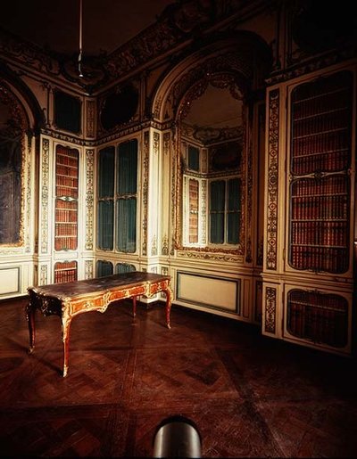 ジャック・ヴェルベール（1704-71）作の白と金の羽目板を持つルイ15世の書斎 1730年代頃（写真 作： Jacques Ange Gabriel